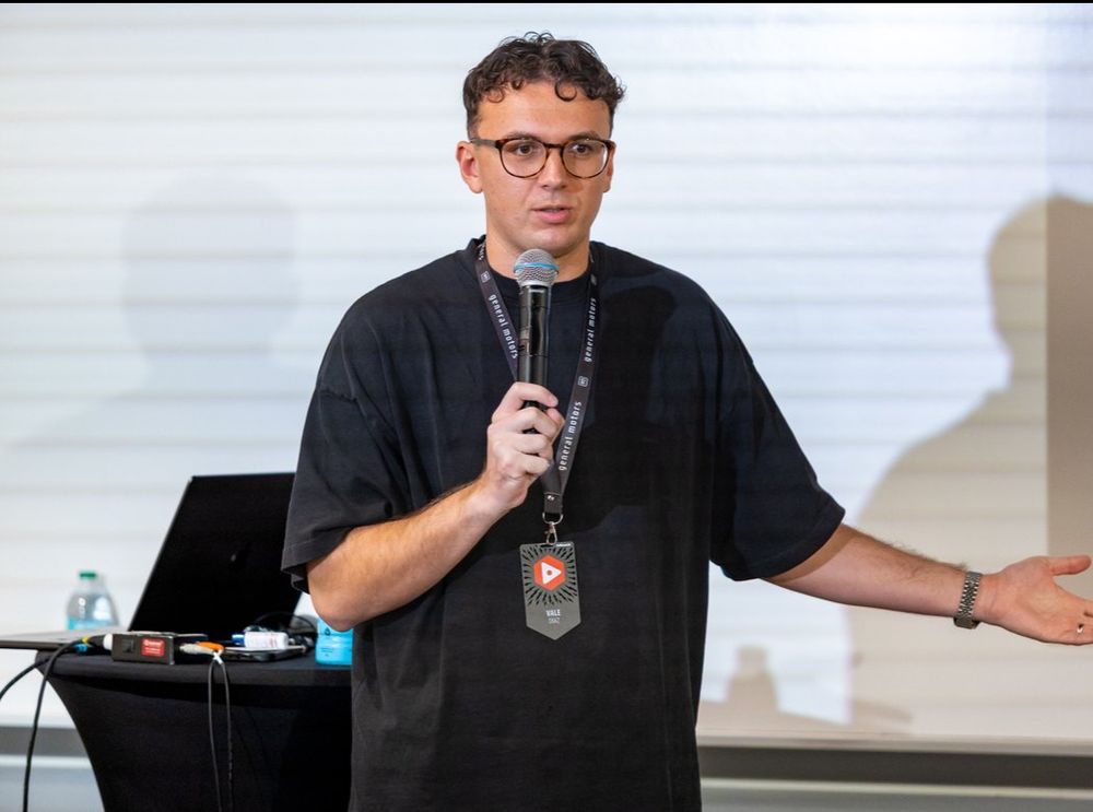 Vale Diaz speaking at VidSummit